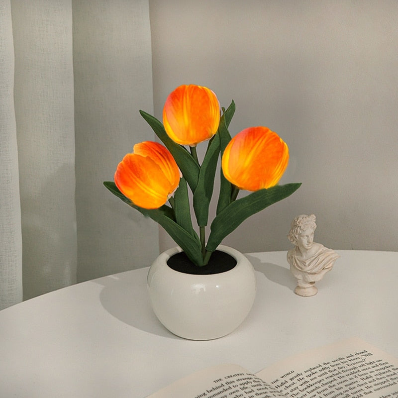 Künstliche Tulpen im weißen Keramiktopf, orange Blüten, Dekoration, Tisch, Wohnzimmer.