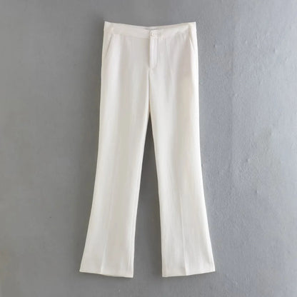 Weiße Leinenhose, gerade geschnitten, elegant, Damenmode, Sommerbekleidung, minimalistisch.