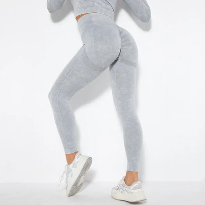 Frau in grauer Sportleggings und Sneakers, Fitnessmode, nahtlos, elastisch, für Workout.