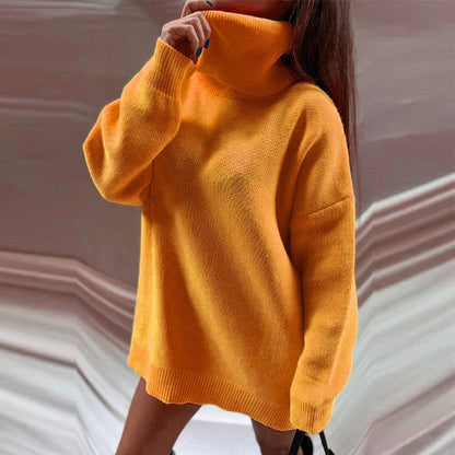 Frau in orangefarbenem Rollkragenpullover, Strick, Herbstmode, lässig, warm, stilvoll.