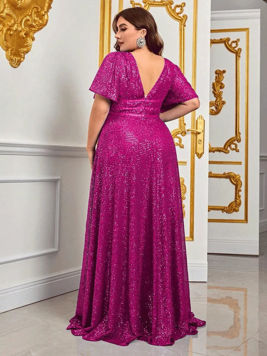 Frau in fuchsiafarbenem Paillettenkleid mit V-Ausschnitt, elegantes Abendmode-Design.