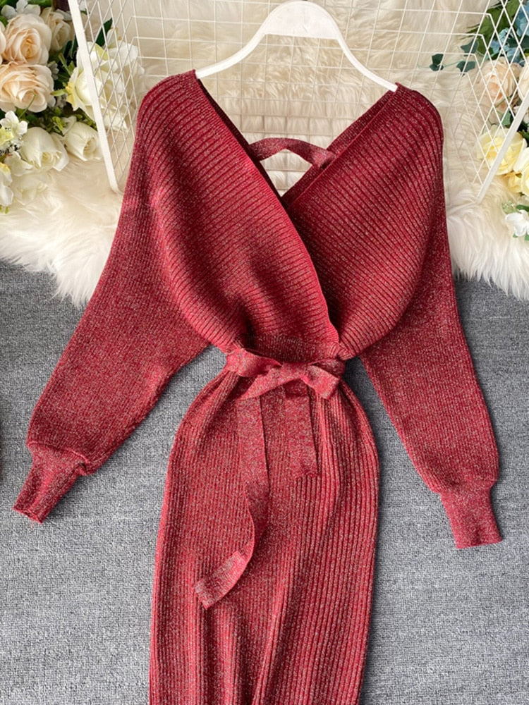Roter Strickpullover mit V-Ausschnitt, langen Ärmeln und Gürtel, Damenmode, elegant.