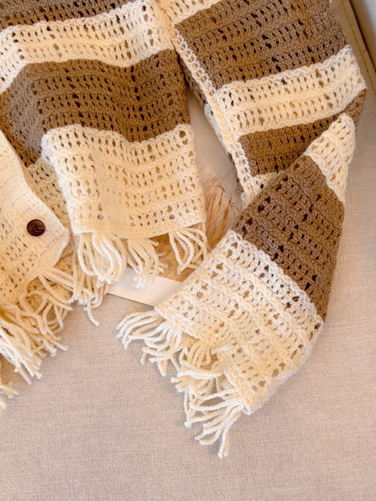 Gehäkelter Schal beige-braun gestreift, Fransen, handgemacht, weiches Material, modisches Accessoire.