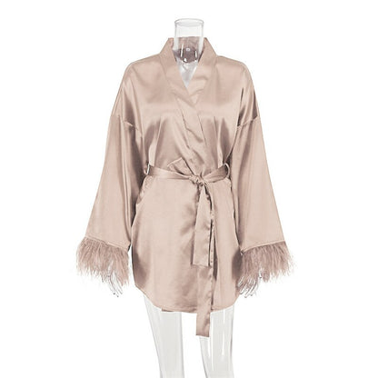 Seidenkimono Damen beige mit Federn, luxuriöser Morgenmantel, elegantes Design, Geschenkidee.
