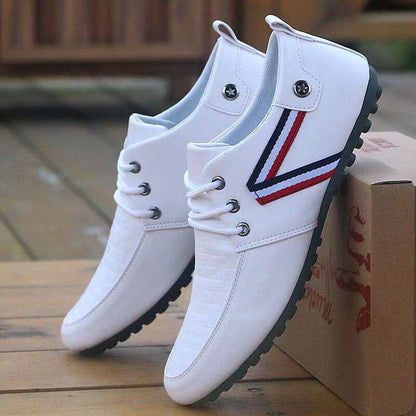 Weiße Herren-Sneaker, Leder, sportlich, rutschfeste Sohle, modisches Design, Outdoor-Schuhe.