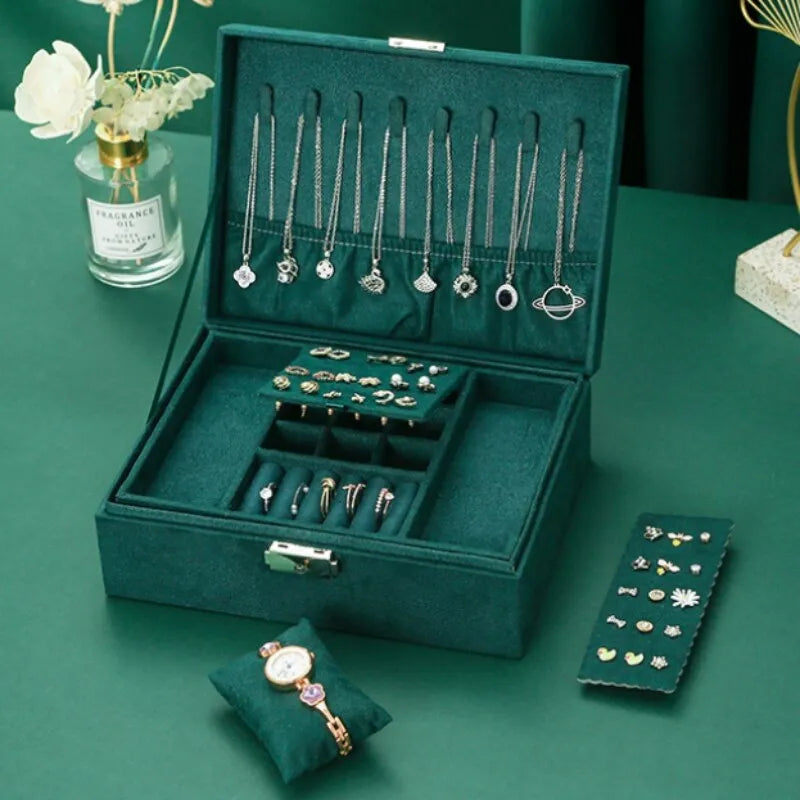 Grüne Schmuckschatulle mit Halsketten, Ohrringen und Armbanduhr, Samt, Organizer, Geschenkidee.