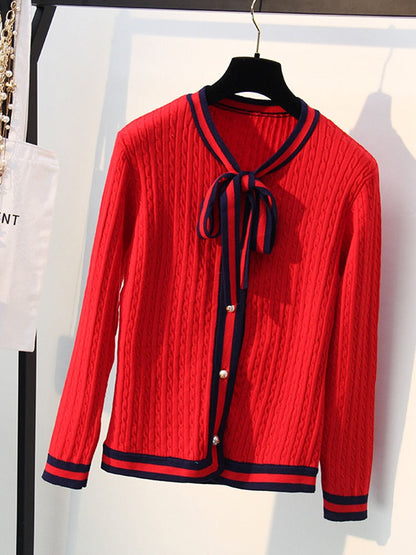 Roter Damen-Cardigan mit Zopfmuster, Schleife und Knopfleiste, elegant und modisch.