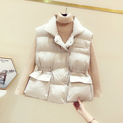 Damen Daunenweste beige, ärmellos, gesteppte Jacke, modisch, warm, Winterbekleidung.
