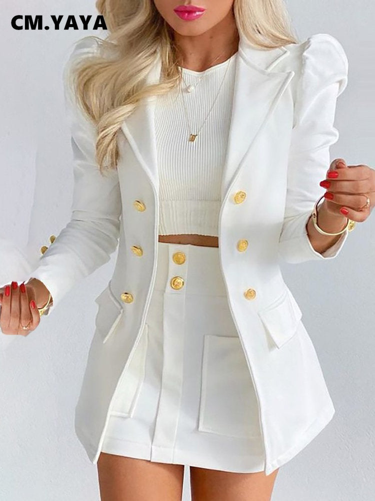 Weiße Damenblazer mit goldenen Knöpfen, elegantes Design, modische Damenbekleidung.