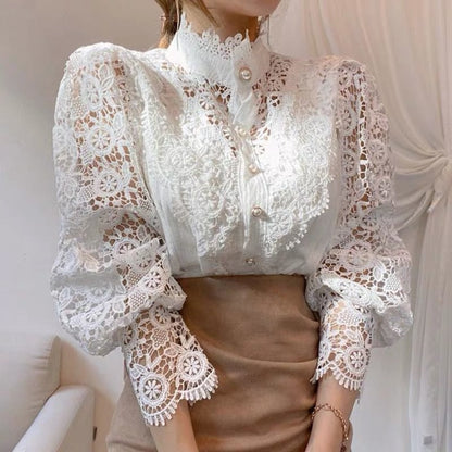 Weiße Spitzenbluse Damen, Vintage-Stil, Puffärmel, Knopfleiste, elegantes Design.