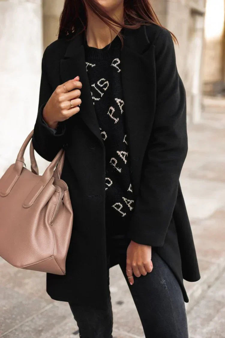 Frau in schwarzem Mantel mit beiger Handtasche, modisch, urbaner Stil, Herbstmode.