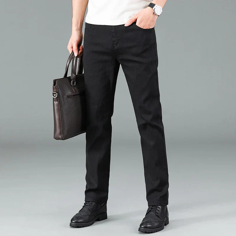 Herrjeans i svart med rak passform och stretch – Milan