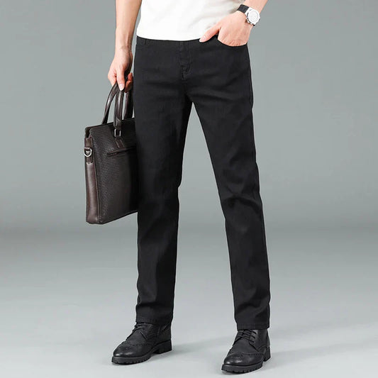 Herrjeans i svart med rak passform och stretch – Milan