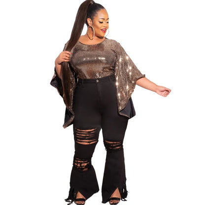 Frau in glitzerndem braunen Oberteil und zerrissenen schwarzen Jeans, Plus-Size-Mode.