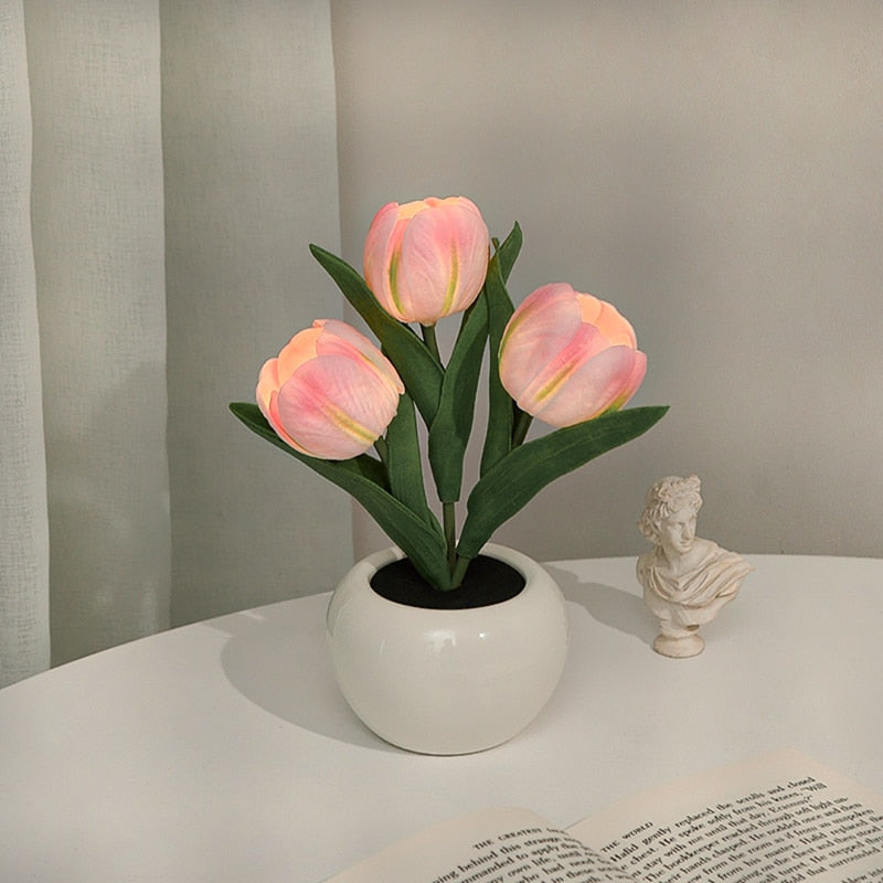 Künstliche rosa Tulpen in weißer Vase auf Tisch, Dekoration, Wohnzimmer, Frühling.