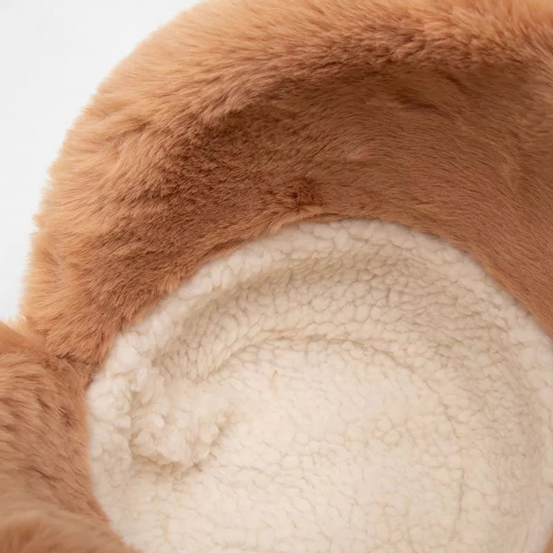 Brauner Plüsch-Hut mit weißem Fleece-Innenfutter, modisch, warm, Winteraccessoire.