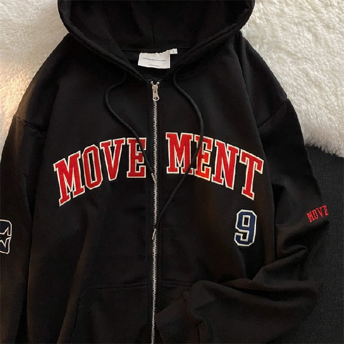 Schwarzer Kapuzenpullover mit rotem "MOVEMENT"-Schriftzug, Reißverschluss, Baumwolle.