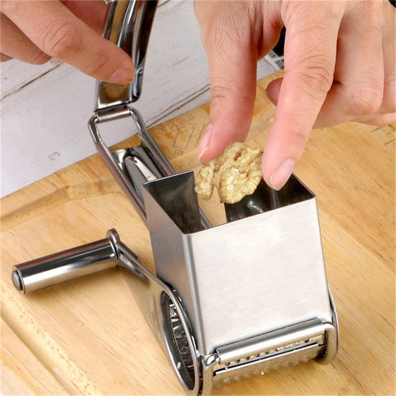 Handbetriebene Edelstahl-Nussmühle auf Holzbrett, ideal zum Zerkleinern von Nüssen.