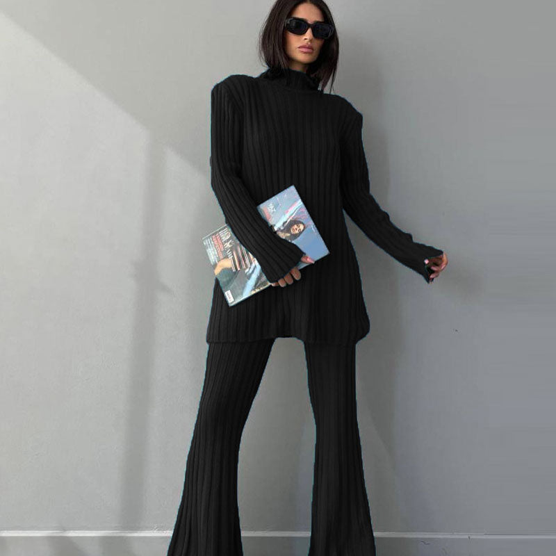 Frau in schwarzem Strickanzug mit Buch, modisch, elegant, Herbstmode, Sonnenbrille.