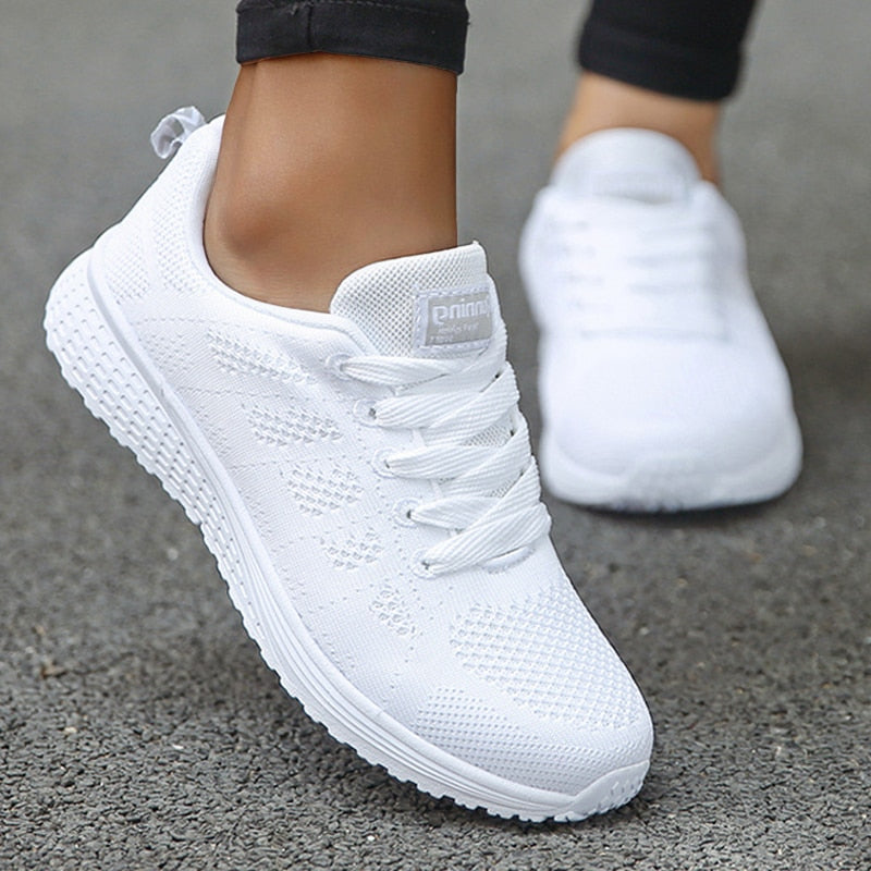Weiße Damen-Sneaker, atmungsaktiv, leicht, ideal für Sport und Freizeit.