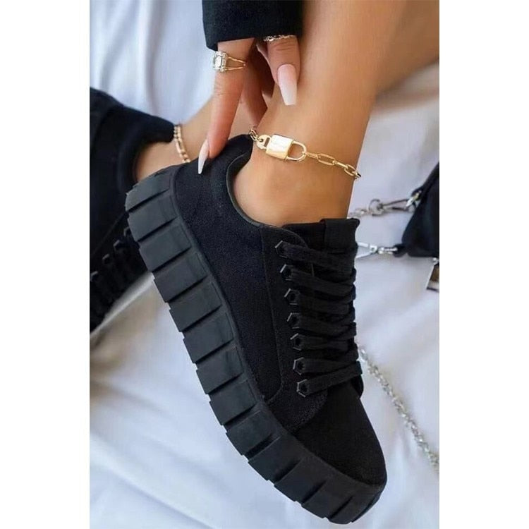 Schwarzer Damen-Sneaker mit dicker Sohle, modisch, bequem, ideal für Freizeit und Sport.