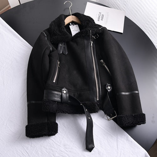 Schwarze Lederjacke mit Reißverschluss, Kunstfellkragen, Gürtel, modisch, warm, Damenmode.