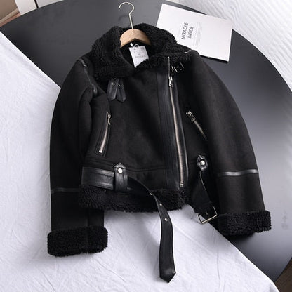 Schwarze Lederjacke mit Reißverschluss, Kunstfellkragen, Gürtel, modisch, warm, Damenmode.