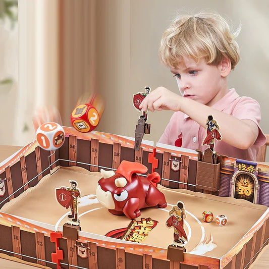 Kind spielt mit Stier-Brettspiel, Würfel und Figuren, interaktives Kinderspielzeug, bunt.