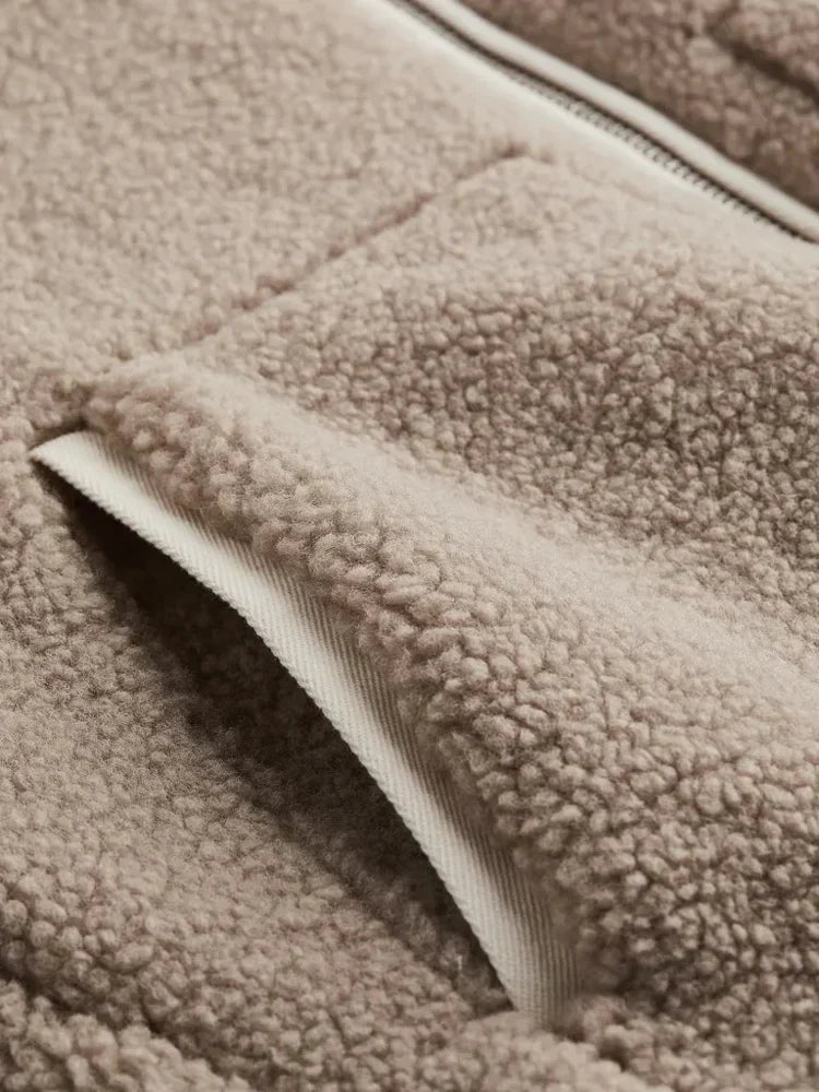 Beige Fleecejacke mit Reißverschluss und Tasche, weiches Material, warme Winterkleidung