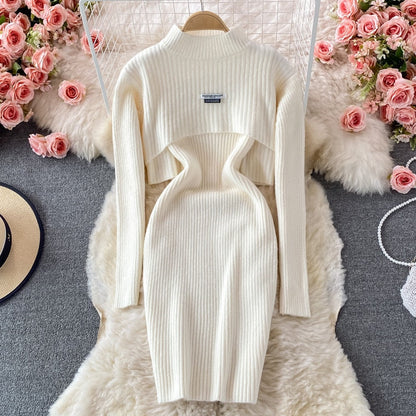 Elfenbeinfarbenes Strickkleid mit Rollkragen, elegantes Design, Damenmode, Herbst/Winter.