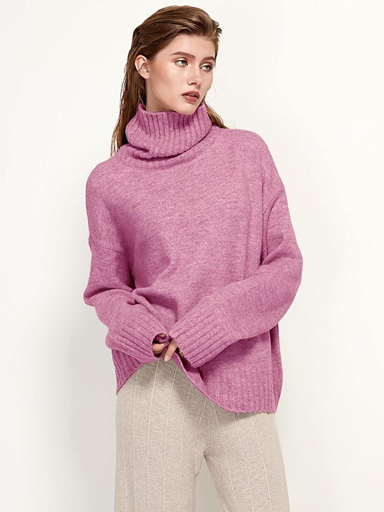 Frau in rosa Rollkragenpullover aus Wolle, lässig, modisch, Herbstmode, Damenbekleidung.