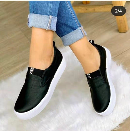 Schwarze Slip-On-Sneaker Damen, Lederoptik, weiße Sohle, lässig, bequem, modisch