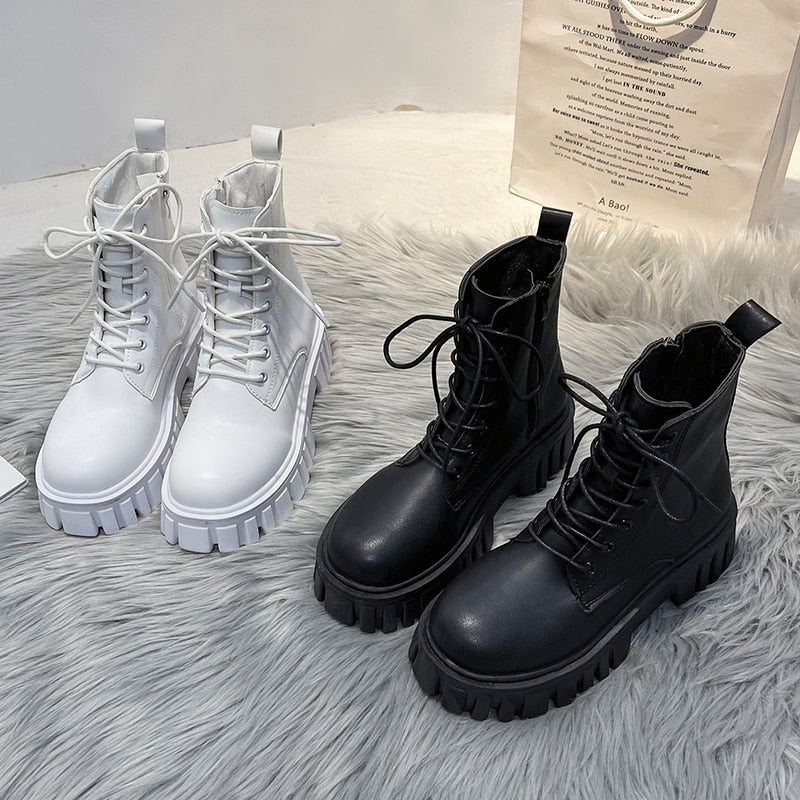 Weiße und schwarze Damenstiefel, Schnürung, klobige Sohle, Kunstleder, modisch, Herbst/Winter.