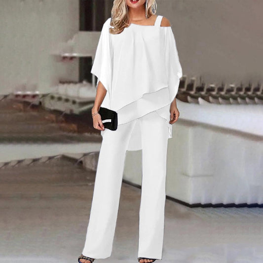 Elegantes weißes Damen-Outfit, schulterfrei, mit schwarzer Clutch, ideal für Sommermode.