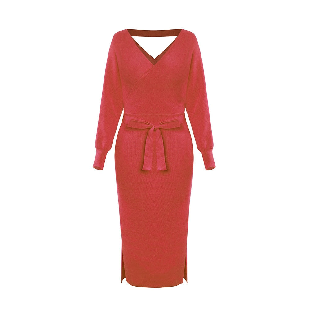 Rotes Strickkleid mit V-Ausschnitt und Gürtel, langärmelig, elegantes Design.