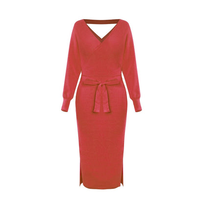 Rotes Strickkleid mit V-Ausschnitt und Gürtel, langärmelig, elegantes Design.