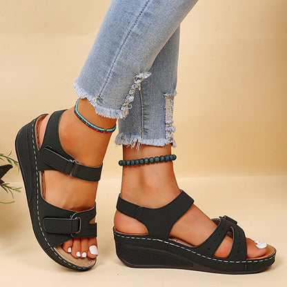 Schwarze Damen-Sandalen mit Keilabsatz, Klettverschluss, lässig, bequem, Sommermode.