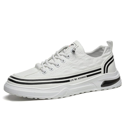 Weiße Sneaker mit schwarzen Streifen, sportlich, atmungsaktiv, modisch, Herren-Freizeitschuhe.