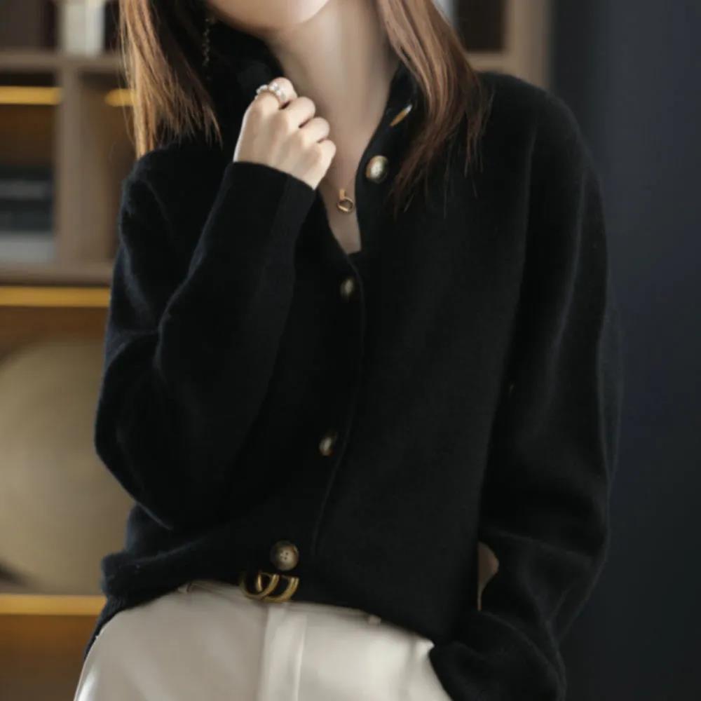 Frau in schwarzem Strickpullover mit Knöpfen, elegantes Design, Herbstmode, Damenbekleidung.