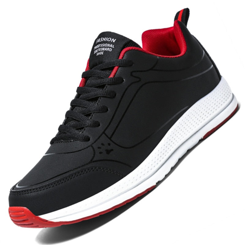 Schwarzer Sneaker mit rotem Innenfutter, weißer Sohle, ideal für Skateboarding.