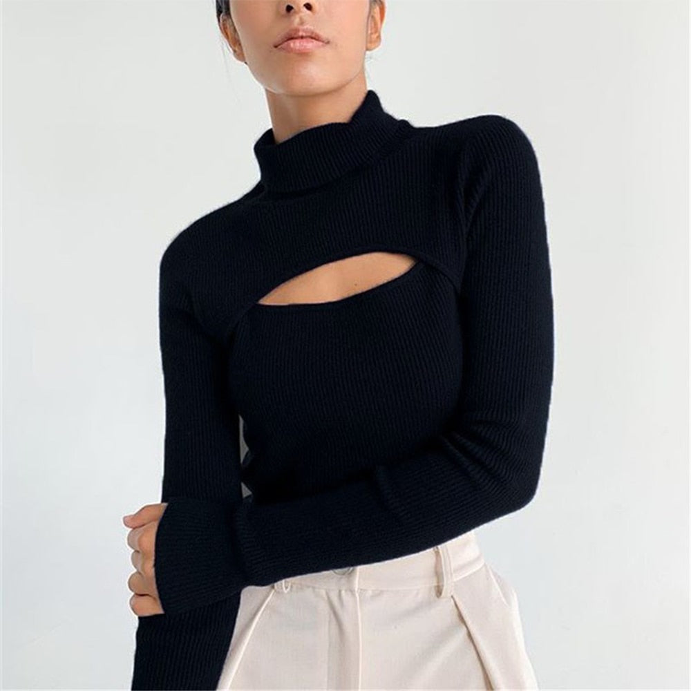Frau in schwarzem Rollkragenpullover mit Cut-Out, elegantes Design, Damenmode.
