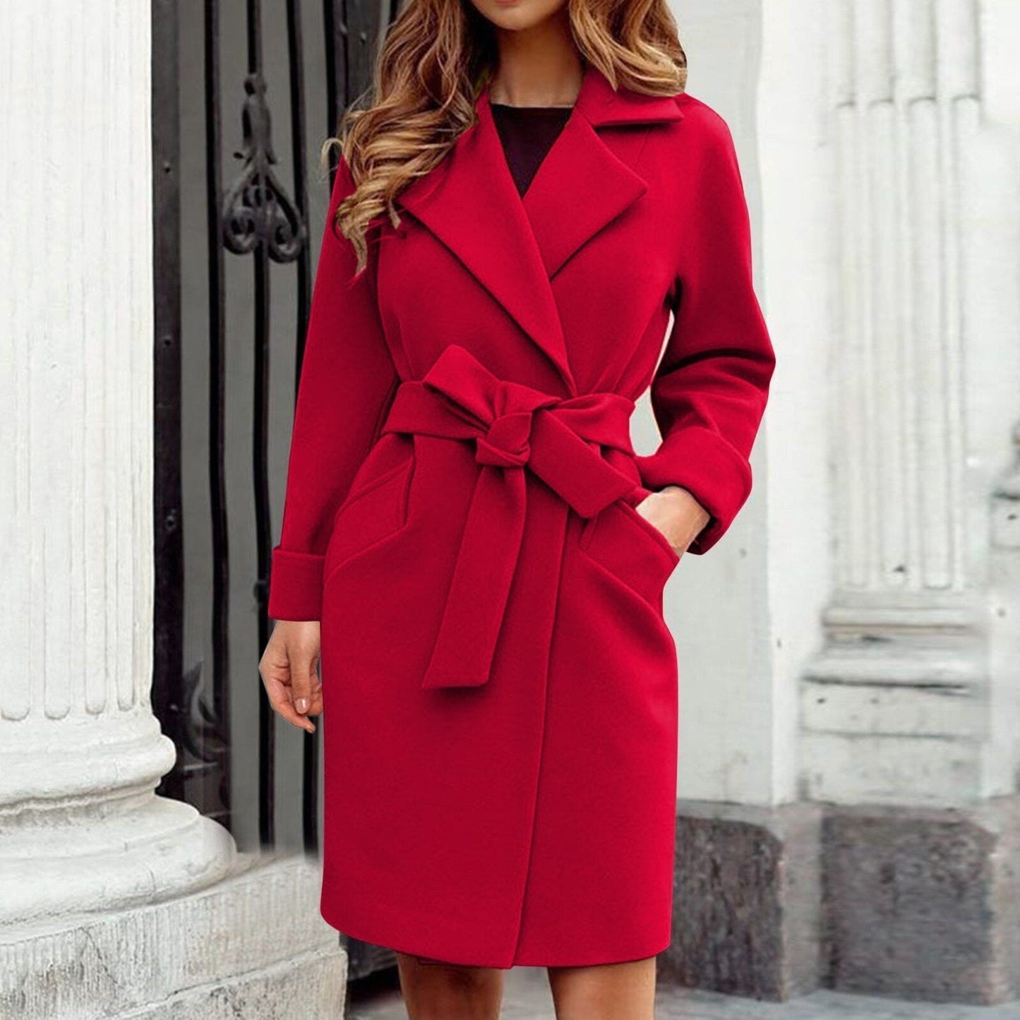 Frau in rotem Wollmantel mit Gürtel, elegantes Design, Herbstmode, Damenbekleidung.