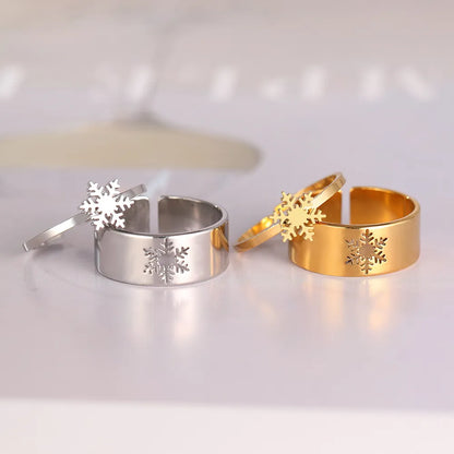 Zwei Schneeflockenringe, silber und gold, Edelstahl, modisches Schmuckdesign.