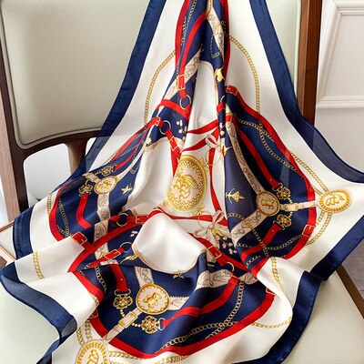 Seidenschal mit Kettenmuster, blau-rot-gold, luxuriöses Accessoire, Damenmode.