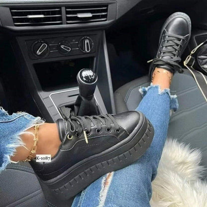 Schwarze Plateau-Sneaker aus Leder, Damenmode, Autofahrt, lässiger Stil, zerrissene Jeans.