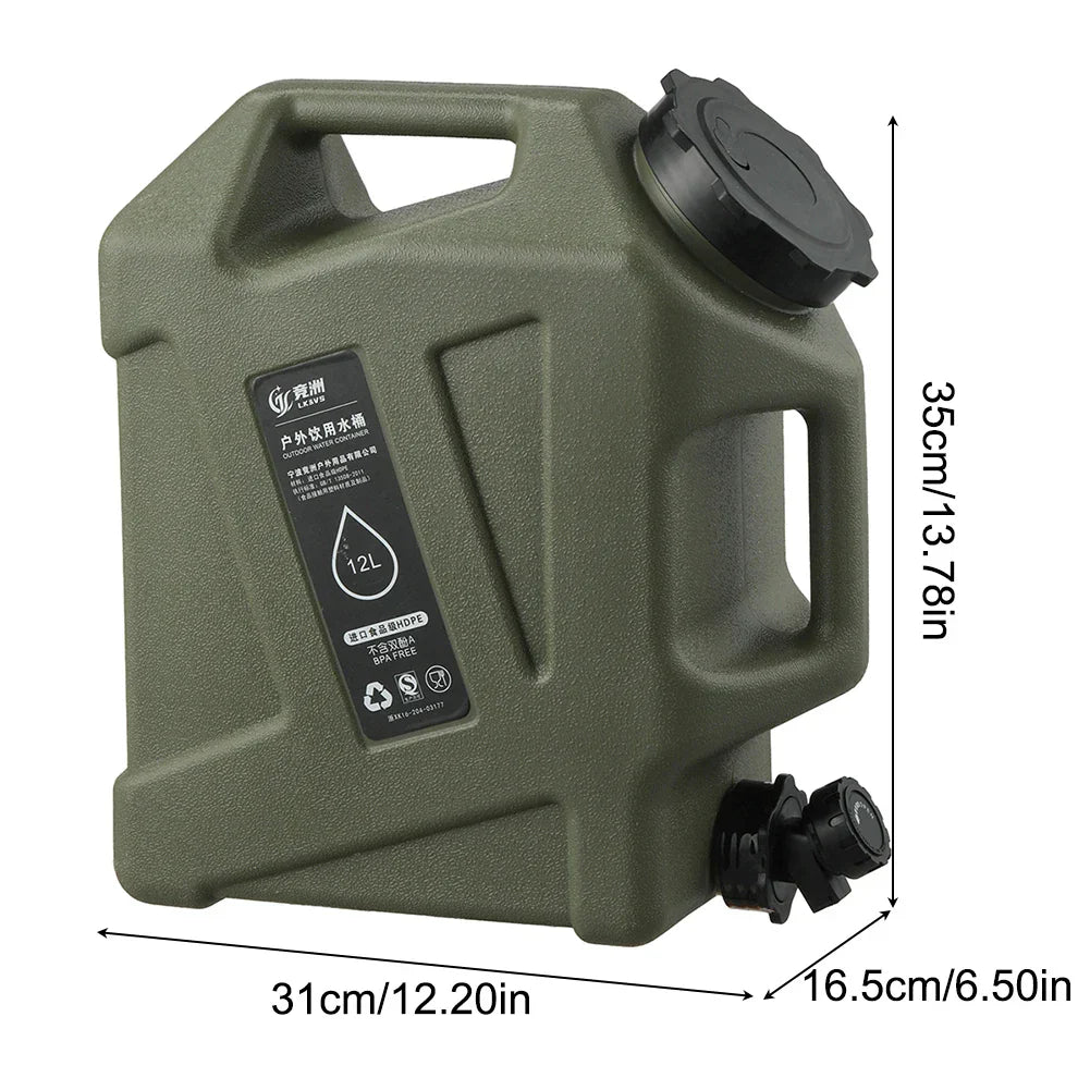 Grüner 12L Wasserkanister aus Kunststoff mit Griff und Schraubverschluss, ideal für Camping.