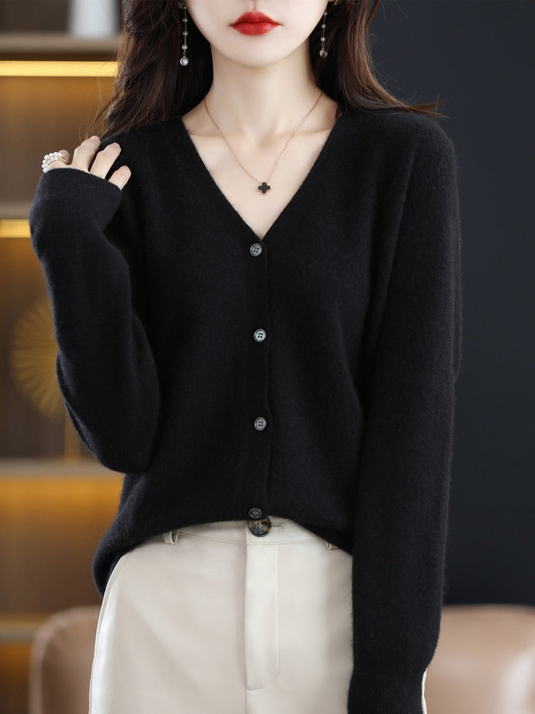 Damen Strickjacke schwarz, V-Ausschnitt, Knopfleiste, eleganter Look, Herbstmode.