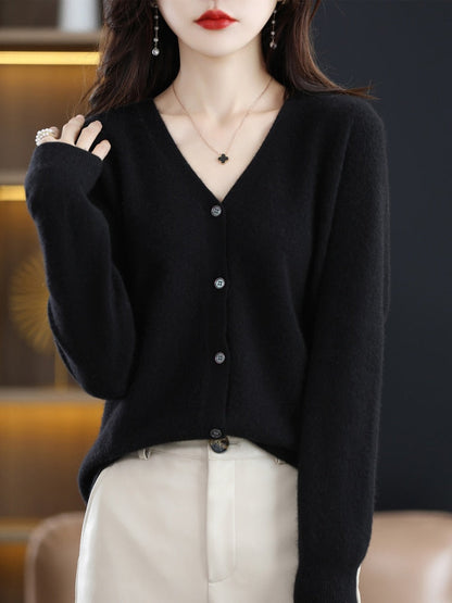 Damen Strickjacke schwarz, V-Ausschnitt, Knopfleiste, eleganter Look, Herbstmode.