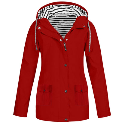 Rote Damen-Regenjacke mit Kapuze, gestreiftes Innenfutter, wasserdicht, Outdoor-Bekleidung.