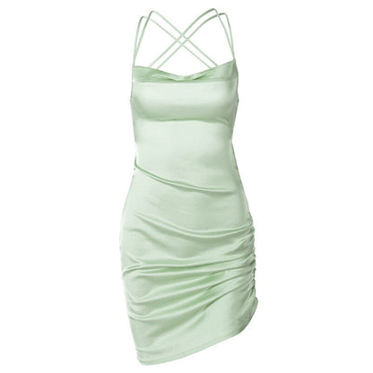Minikleid aus Satin in Pastellgrün mit Spaghettiträgern, figurbetont, elegant, Damenmode.